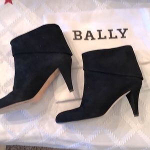Bally bleach shade glove leather heeled boots with fold down collar.